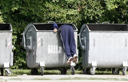 Našao 2000 kuna skupljajući plastiče boce po kontejnerima