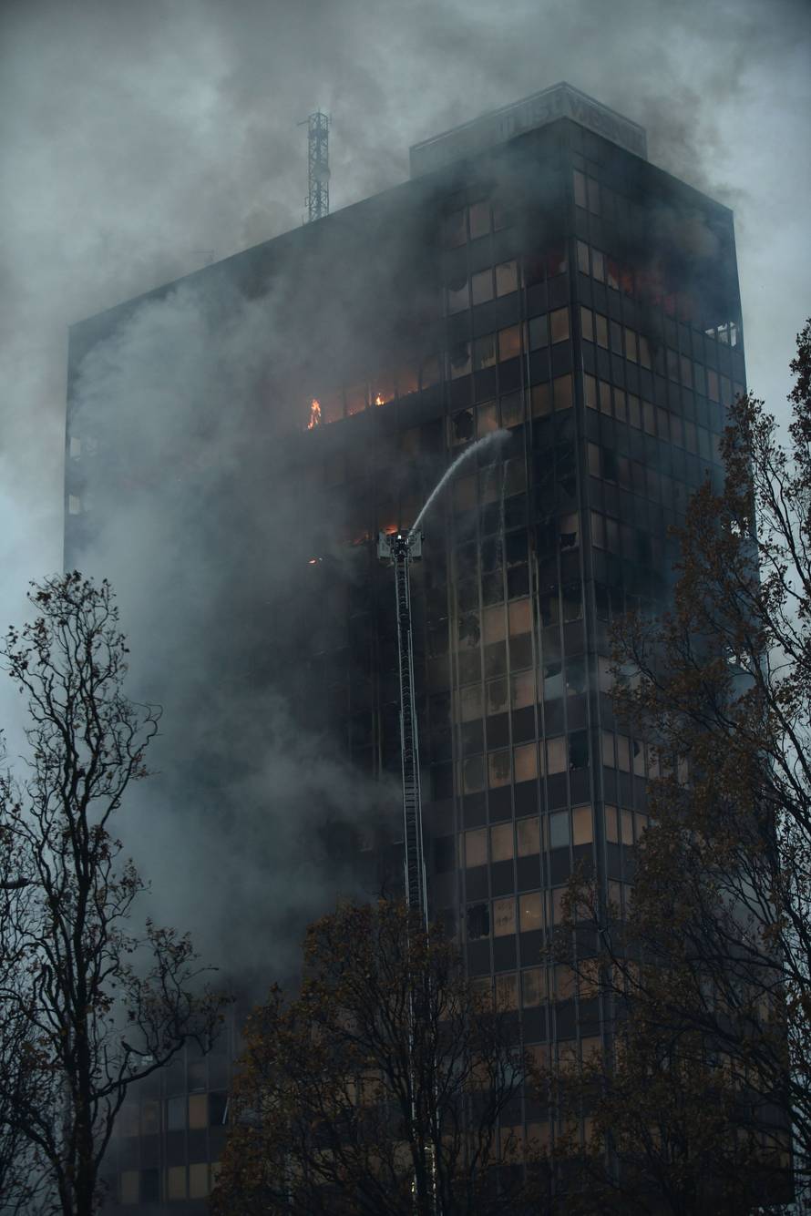 Zagreb: Nastavlja se gašenje Vjesnikovog nebodera, teška noć iza vatrogasaca