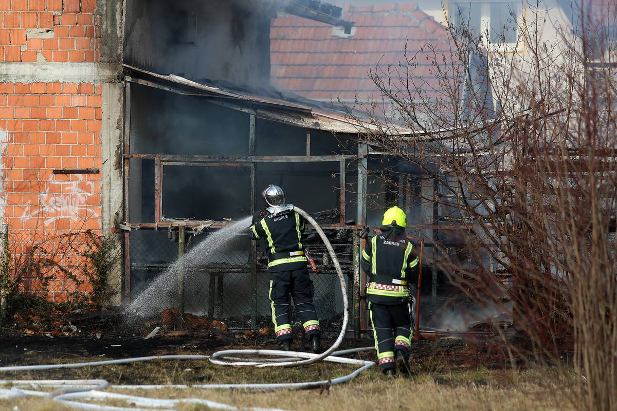Požar na zagrebačkom Trnju: Gori krovište obiteljske kuće