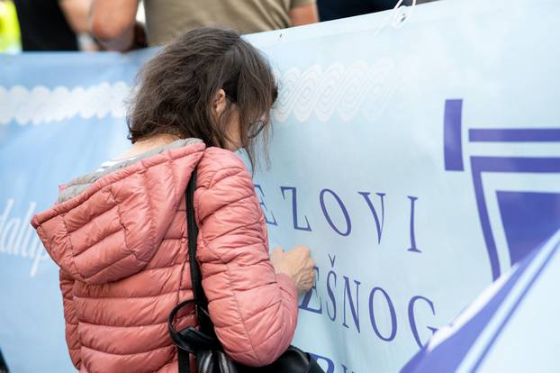 Zagreb: Javna okupljanja „Molitva krunice“ i „Ustani za slobodu“ istovremeno na Trgu