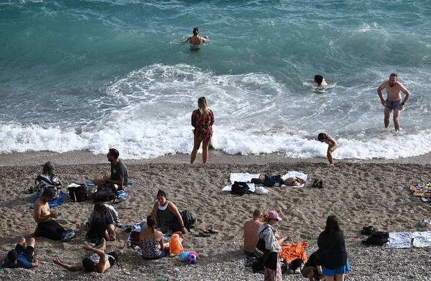 Dubrovnik: Iako je jugo i valovito kupaći se kupaju na plaži Banje