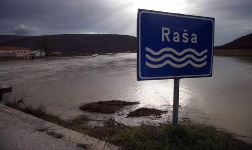 Pet obitelji evakuirali zbog snažne navale bujice u Raši