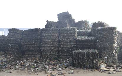 FOTO Požar u Osijeku spalio je tone plastike, vatrogasci su se cijelu noć borili s vatrom