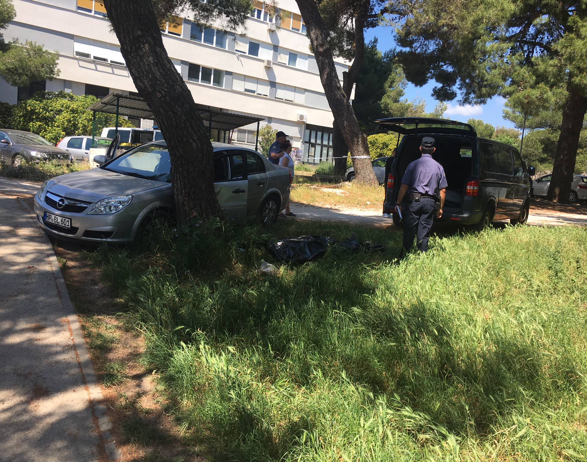 Nije digao ručnu: Drago je išao u dućan pa ga prikliještio auto