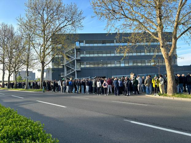 FOTO Pogledajte zbog čega su Zagrepčani stajali u redovima: Prodavali bicikle, mobitele...
