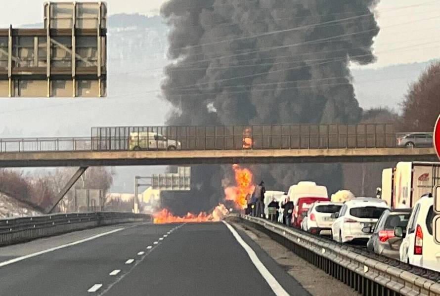 FOTO Zatvorili autocestu u Sloveniji zbog teške prometne nesreće: Izbio ogroman požar!