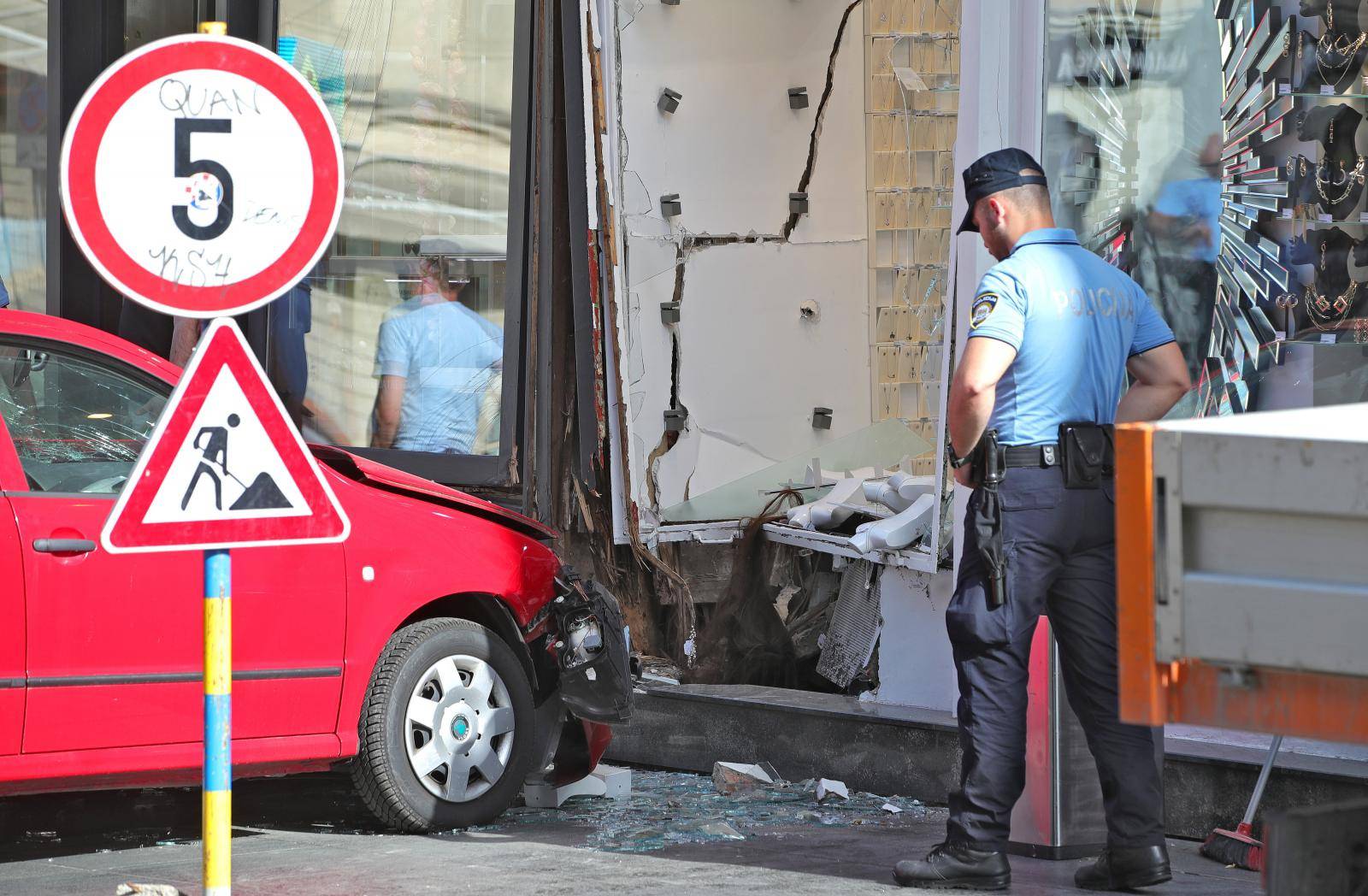 Zagreb: Jedna osoba ozlijeđena nakon što se automobil zaletio u zid trgovine