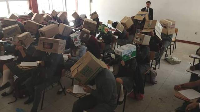 Studenti pisali test s kutijama na glavi, roditelji su poludjeli!