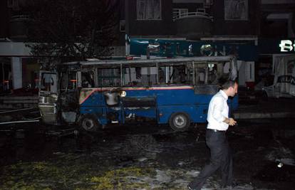 Poginulo 7 ljudi u bombaškom napadu, među njima i policajci