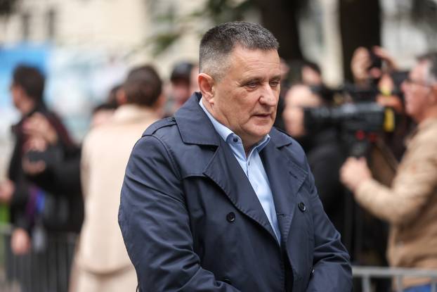 Sarajevo: Dolazak uzvanika na komemoraciju za Halida Bešlića u Narodno pozorište 