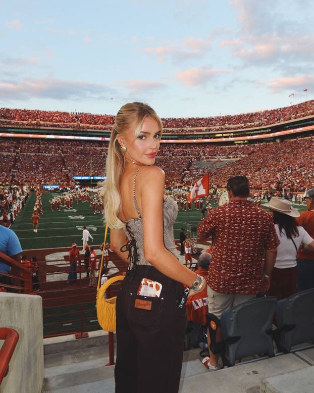 FOTO Zamamna plavuša plijeni pozornost gdje god se pojavi! Surađivala je i s Netflixom