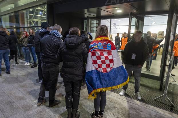 Osijek: Gužva ispred SD Gradski vrt, koncert Thompsona prvi u nizu dvoranskih koncerata.