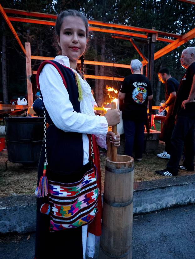 FOTO Dani komina, pure i brozina: Tijarica proslavila dane tradicije unatoč lošem vremenu