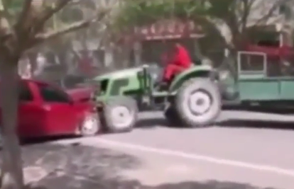 Pobješnjeli seljak traktorom je demolirao krivo parkirane aute