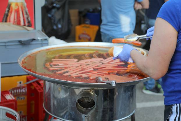 Zagreb: Organizirano gledanje utakmice uz stadion Maksimir između RIjeke i Diname