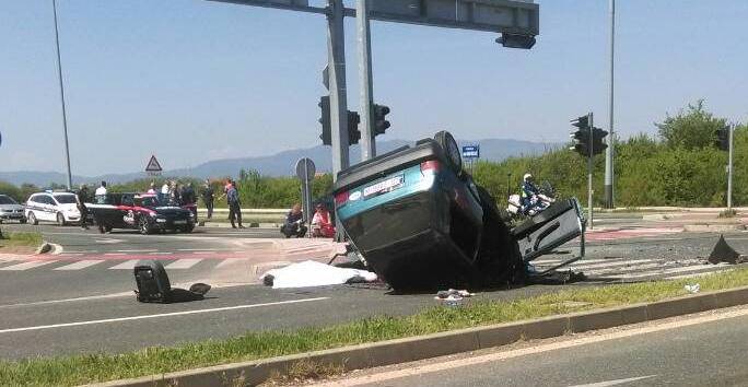 Nije stao, a bilo mu je crveno: Rezali su lim da je izvuku van...