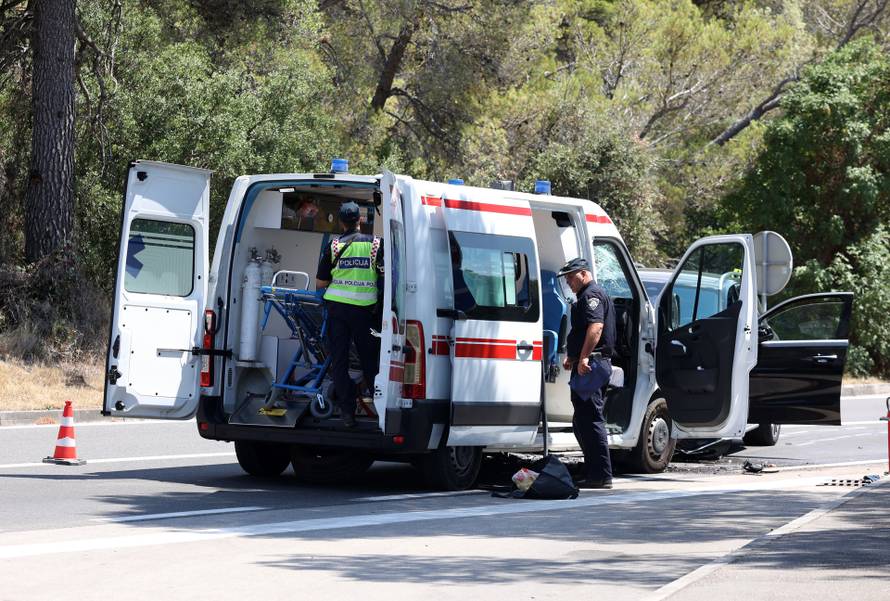 Šibenik: Sudar automobila i vozila saniteta kod Morinjskog mosta, šest osoba prevezeno u bolnicu 