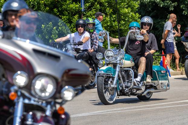 Nekoliko tisuća vlasnika Harley Davidsona prolazi kroz Pulu u defileu