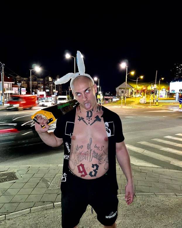 FOTO Ovo je najslušaniji izvođač u Hrvatskoj: Fanovima pljuje u usta, razbija im jaja o glavu...