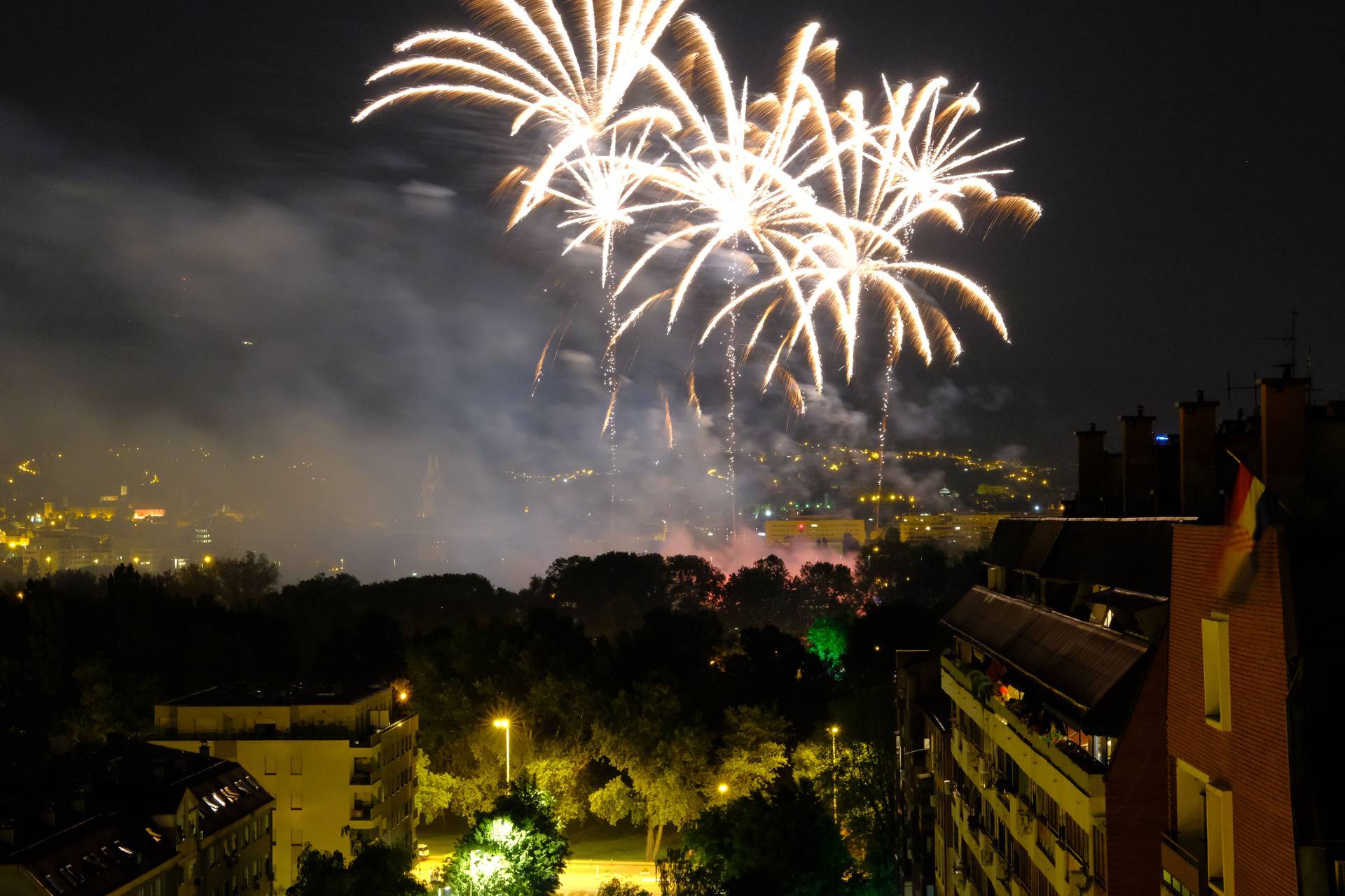 VIDEO Spektakularni prizori nad zagrebačkim nebom: Vatromet okupio brojne ljude na Bundeku