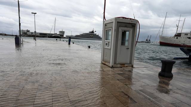 Rijeka: Jako jugo i kiša poplavilo ulice oko tržnice i rivu