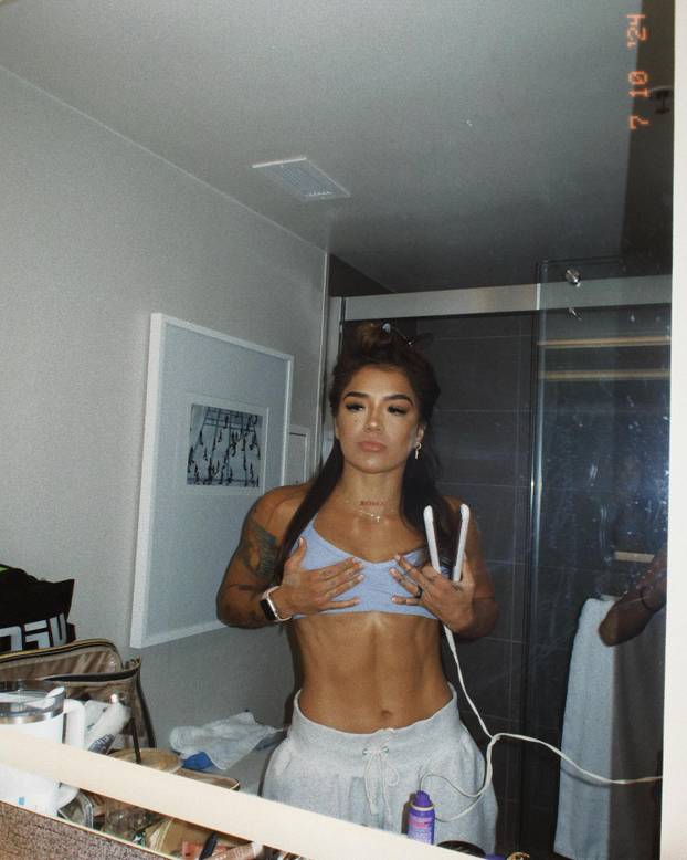 FOTO Atraktivna borkinja UFC-a i Playboyeva zečica snimile su kako se hrvaju. Fanovi u ekstazi