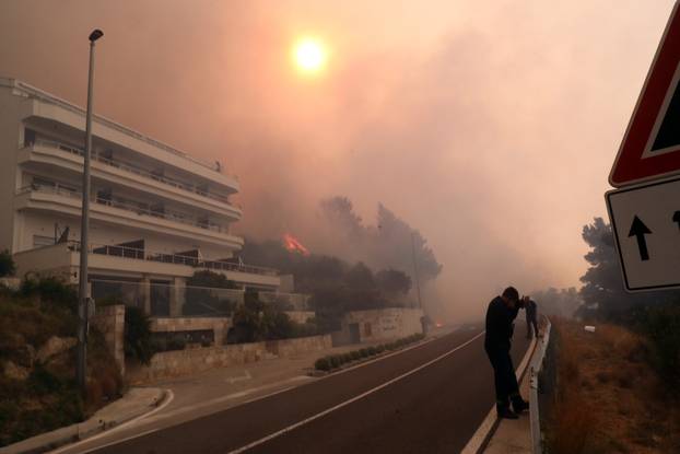 Buknuo veliki požar u Pisku, vatra došla do kuća