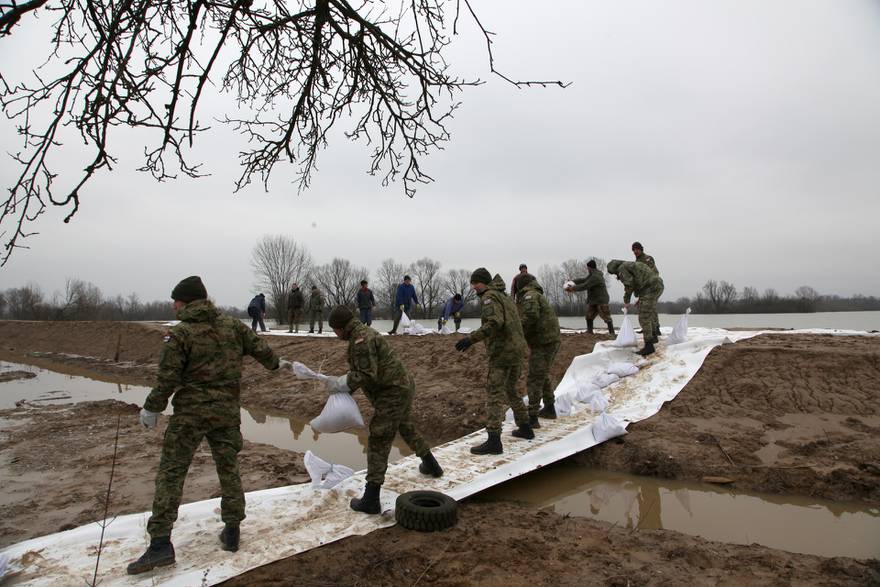 vojska pomaže u obrani od poplava