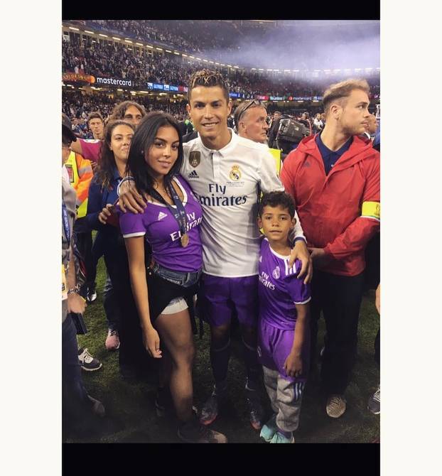 Od prodavačice do zaručnice u vrućim tangicama: Evo kako se Georgina mijenjala kroz godine