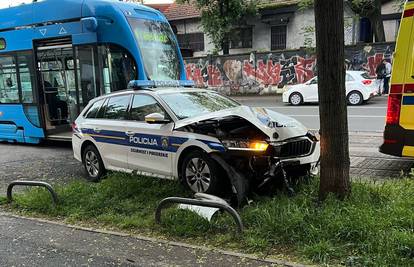 FOTO Krš i lom u Zagrebu: Dvoje ozlijeđenih u sudaru policijskog vozila i Smarta. Stigla je i Hitna