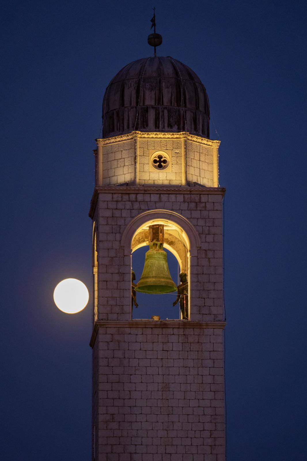 Ružičasti supermjesec nad Dubrovnikom