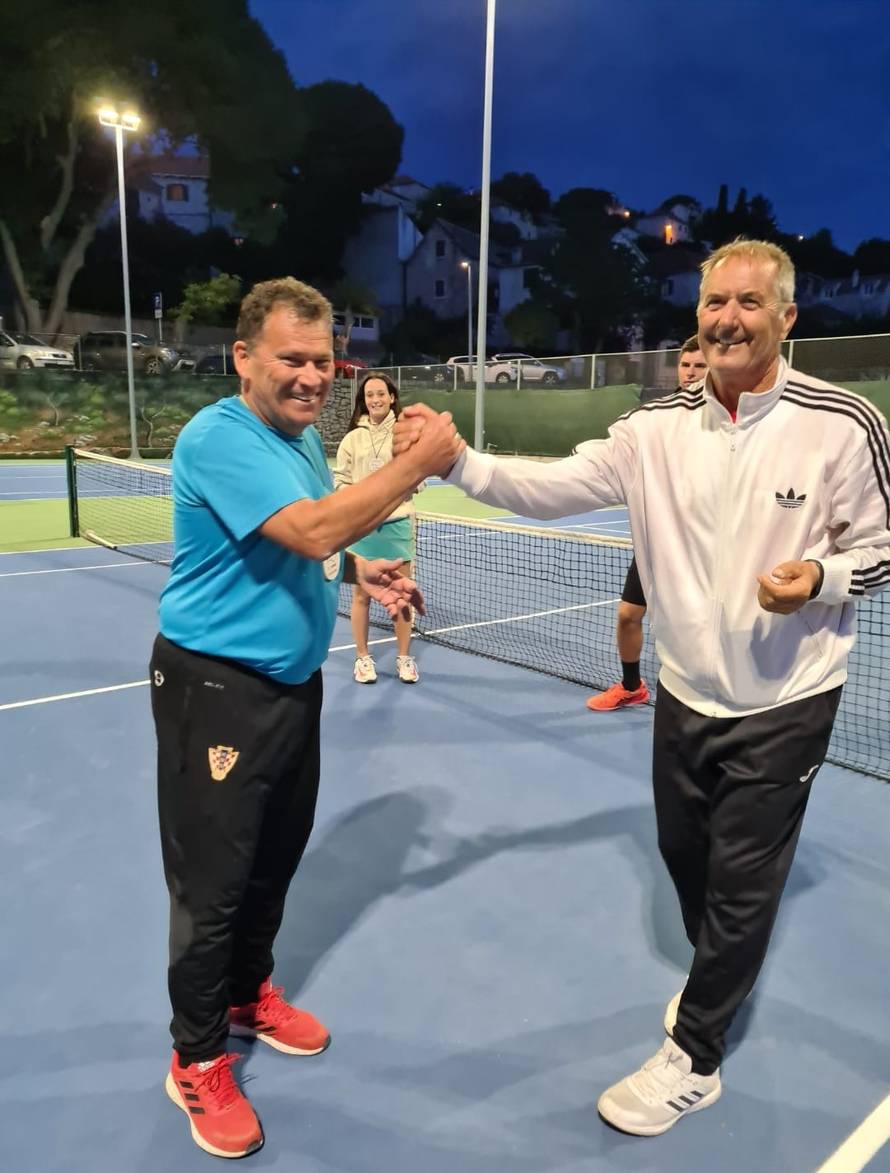 Preminuo je legendarni kapetan Postira: Zvali su ga Maradona, 1998. je pjevao 'vatrenima'