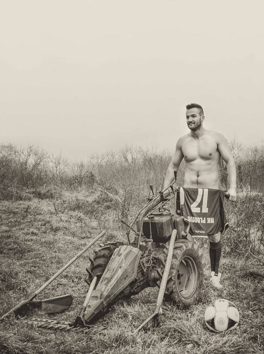 Goli niželigaši: Igrači Plomina snimili su kalendar za 2017.