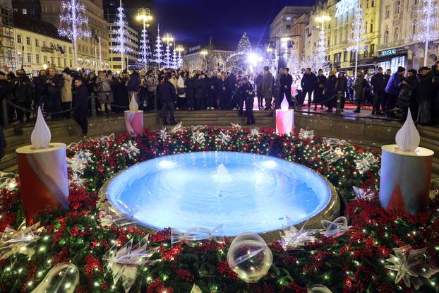 Zagreb: Paljenje prve adventske svijeće na Trgu bana Josipa Jelačića