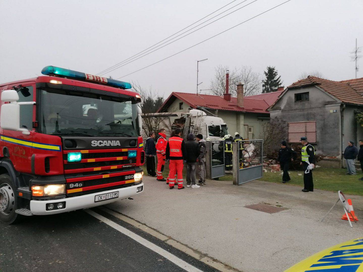 Zabio se kamionom u kuću, u teškoj nesreći poginuo vozač