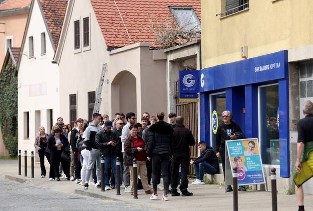 Samobor: Ljudi čekaju u redu ispred Ghetaldusa za karte za Thompsonov koncert