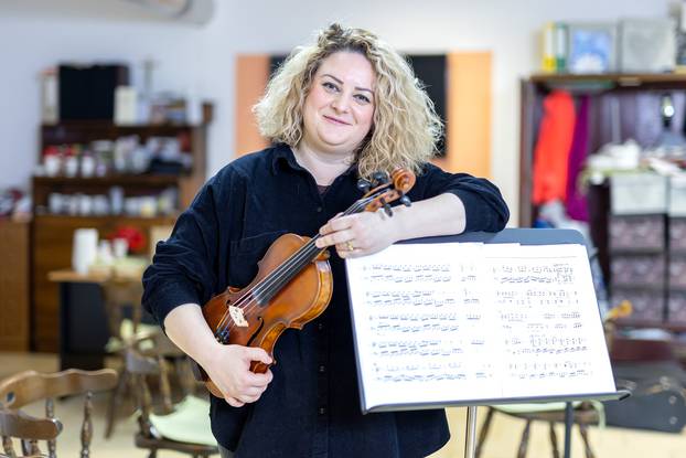Zagreb: Renata Novoselec uči djecu sa oštećenim sluhom svirati violinu