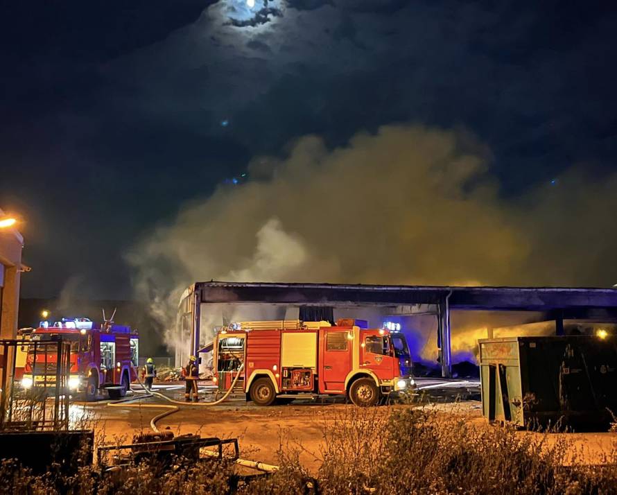 Galerija snimki i fotografija: Ovako je gorjelo na Jakuševcu! Vatru je gasilo 19 vatrogasaca