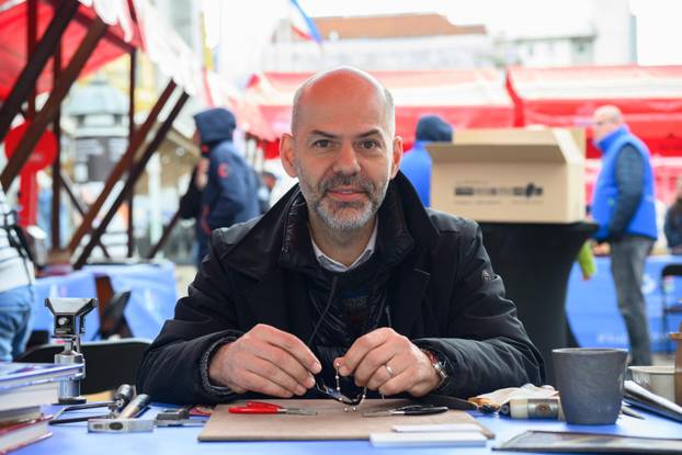 Zagreb: U okviru akcije "Majstori održivosti - sačuvaj, ne bacaj!" povodom Dana planeta Zemlje, obrtnici besplatno popravljali stvari