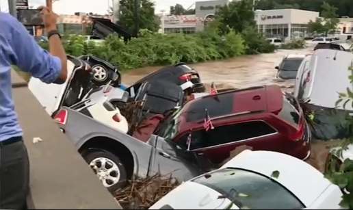 Rijeka automobila: Poplava je ispraznila cijeli auto salon