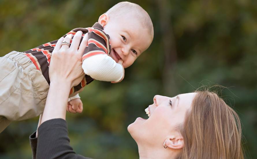 Mame, ne bojte se maziti svoje bebe: Tako im ubrzavate razvoj