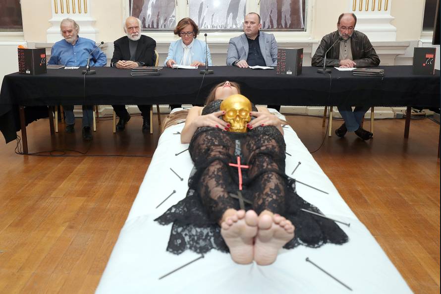 Dimitrije Popović: Promovirao knjigu uz manekenku i lubanju