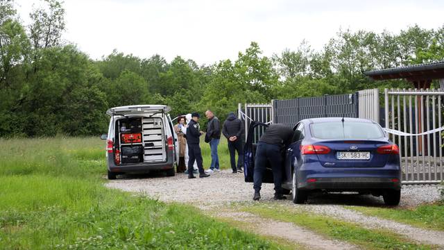 Petrinja: Policijski očevid u kući gdje je pronađeno mrtvo žensko tijelo, sumnja se na nasilnu smrt