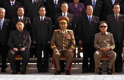 Vođa Sjev. Koreje pokazao svog nasljednika na paradi 