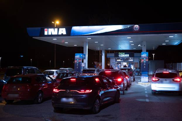 FOTO Gužve na benzinskim postajama po Zagrebu! Toči se gorivo dok cijene ne poskupe...