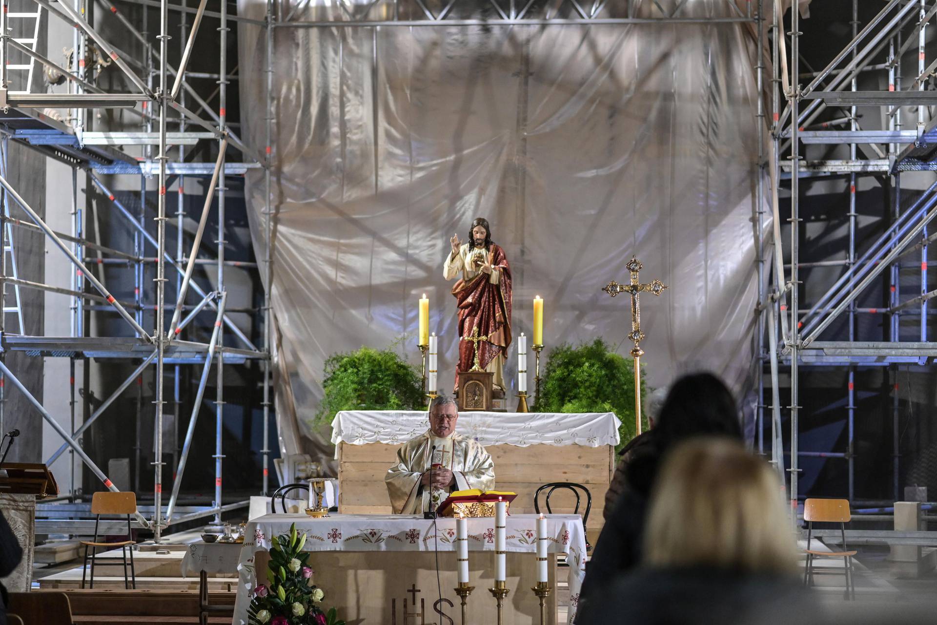 FOTO U bazilici Srca Isusova u Palmotićevoj prvi puta nakon razornog potresa služili misu