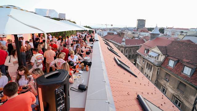 Srce zagreba osvanulo u znaku čarobne narančaste boje Sunset in a glass sessiona