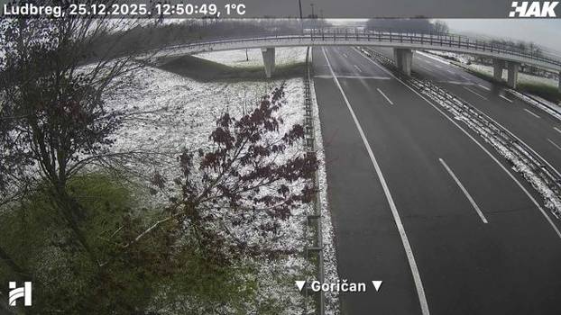 FOTO Pogledajte kakvo je stanje na cestama u Hrvatskoj: Snijeg u Lici, sunce 'provirilo' na jugu