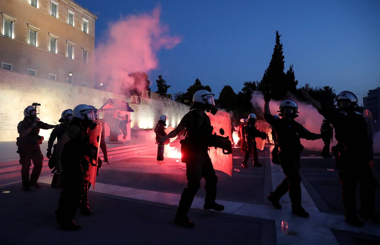 Prosvjed u Ateni: 7000 ljudi protiv obaveznog cijepljenja zdravstvenih djelatnika