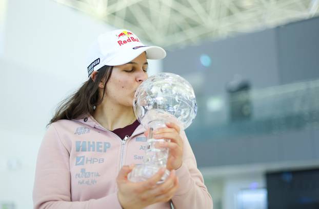 Dolazak Zrinke Ljutić iz SAD-a nakon osvajanja Malog kristalnog globusa